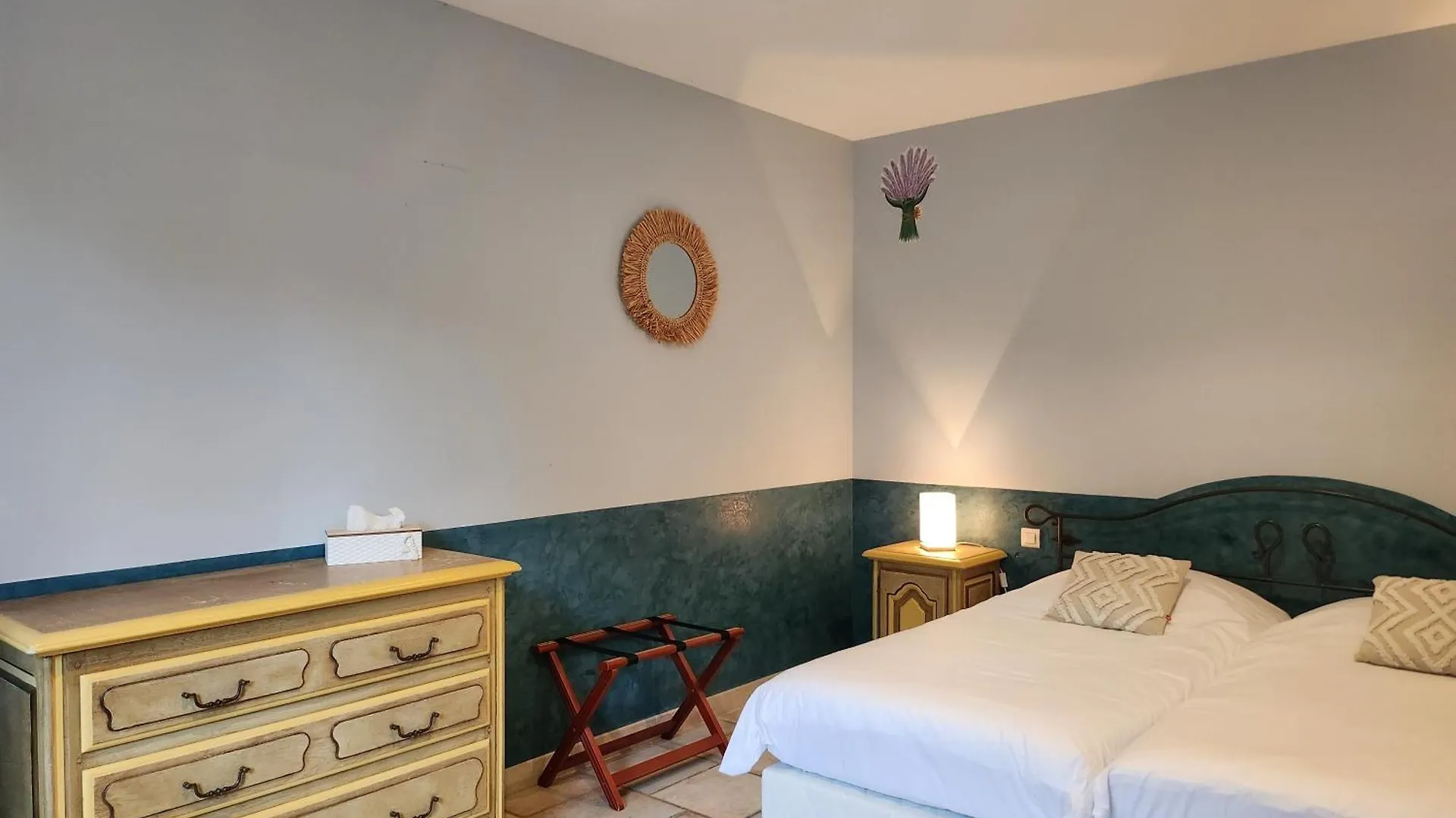 Bed and Breakfast Domaine Les Gendalis à Saint-Saturnin-lès-Avignon France
