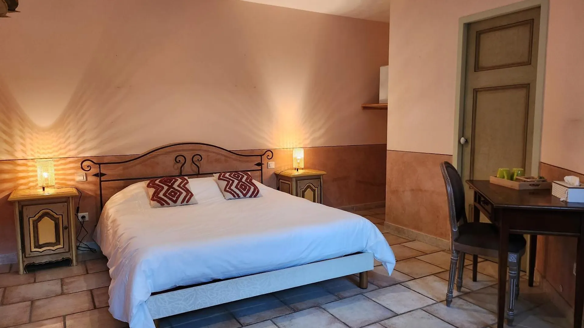 Bed and Breakfast Domaine Les Gendalis à Saint-Saturnin-lès-Avignon 0*,