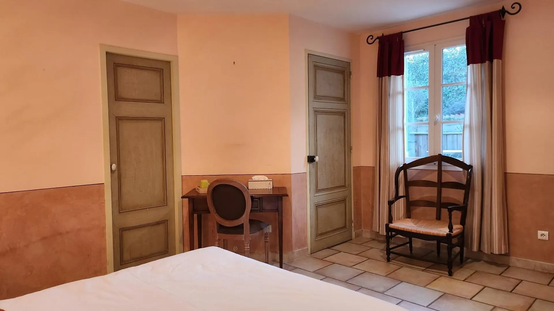 Bed and Breakfast Domaine Les Gendalis à Saint-Saturnin-lès-Avignon