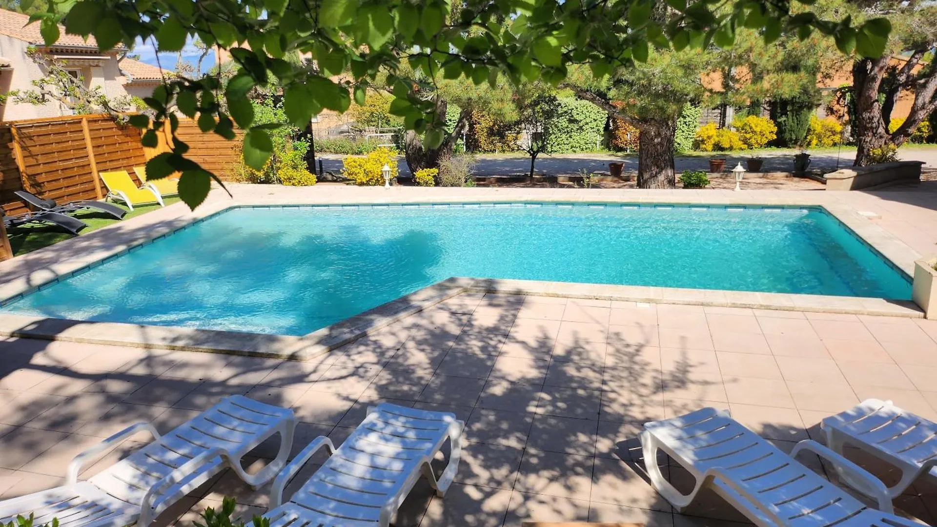 Bed and Breakfast Domaine Les Gendalis à Saint-Saturnin-lès-Avignon Couette-café